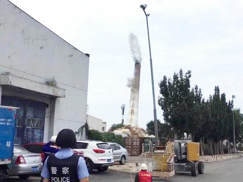 煙檯(tai)熱電(dian)煙囪定向爆破
